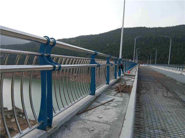 杨浦不锈钢桥梁护栏的特点及其在桥梁安全中的重要作用