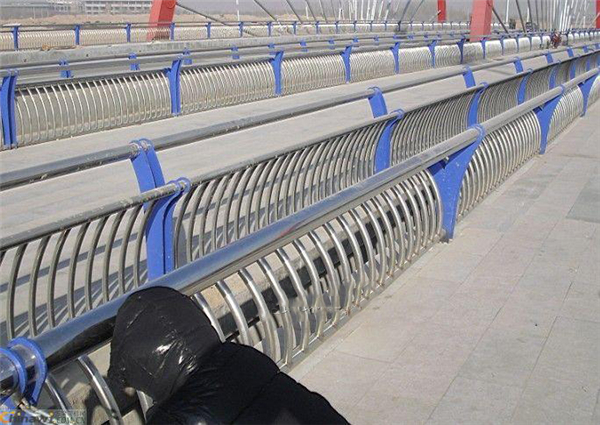 杨浦不锈钢复合管护栏一种安全而耐用的防护解决方案